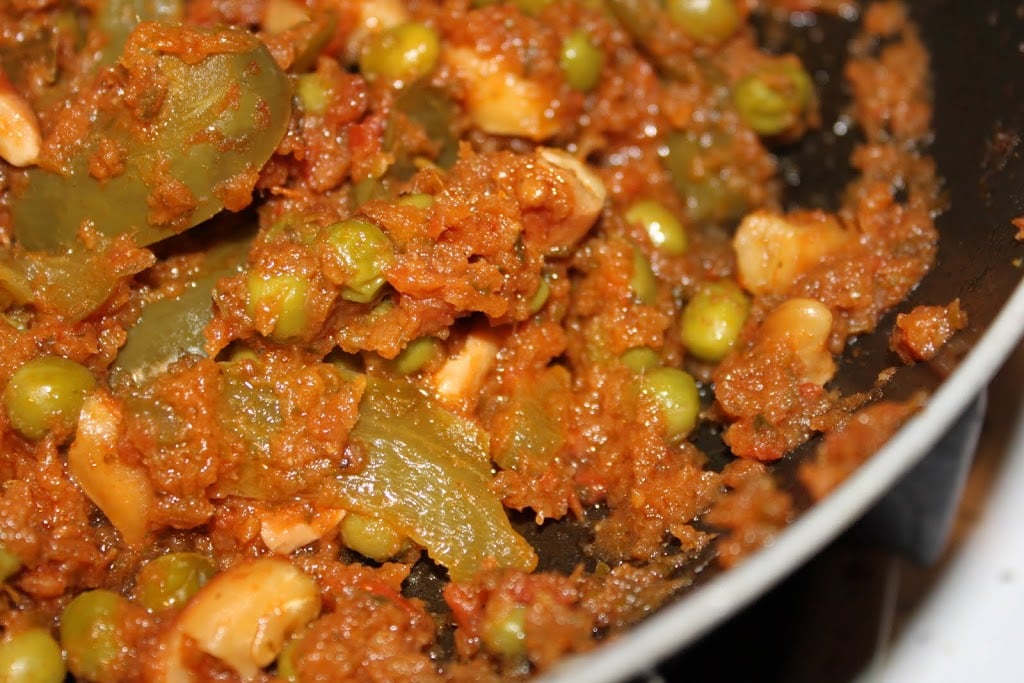 Peas, bell pepper, cashews in tomato cilantro curry. Another quick veggie curry, full of flavor and great for weeknights. Vegan and Gluten Free Recipe. #glutenfree #veganricha #vegan