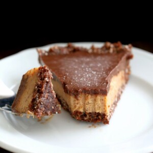 This Vegan Salted Caramel Pie has layers of Salted Date Caramel, Chocolate Mousse and Almond Hemp Chocolate Crust. No Bake Gluten-free palm oil free Makes 1 9 inch pie or tart pan #glutenfree #veganricha #vegan