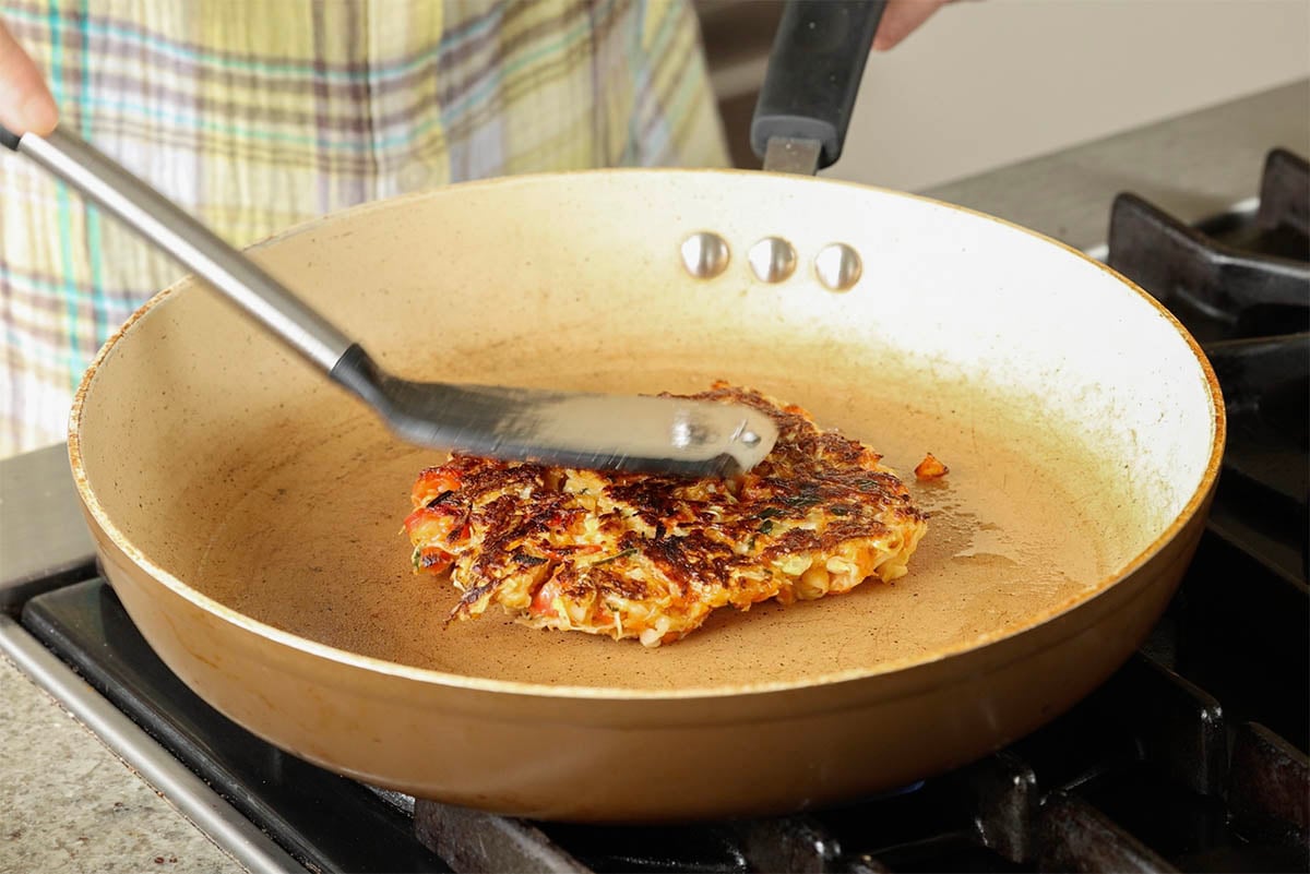 flipping the okonomiyaki