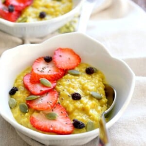 Turmeric Steel Cuts Oats with turmeric, cinnamon and cardamom. Serve with Strawberries, chia seeds and other garnishes of choice. Easy Make ahead Breakfast Recipe Vegan Glutenfree Soyfree.| VeganRicha.com #glutenfree #veganricha #vegan