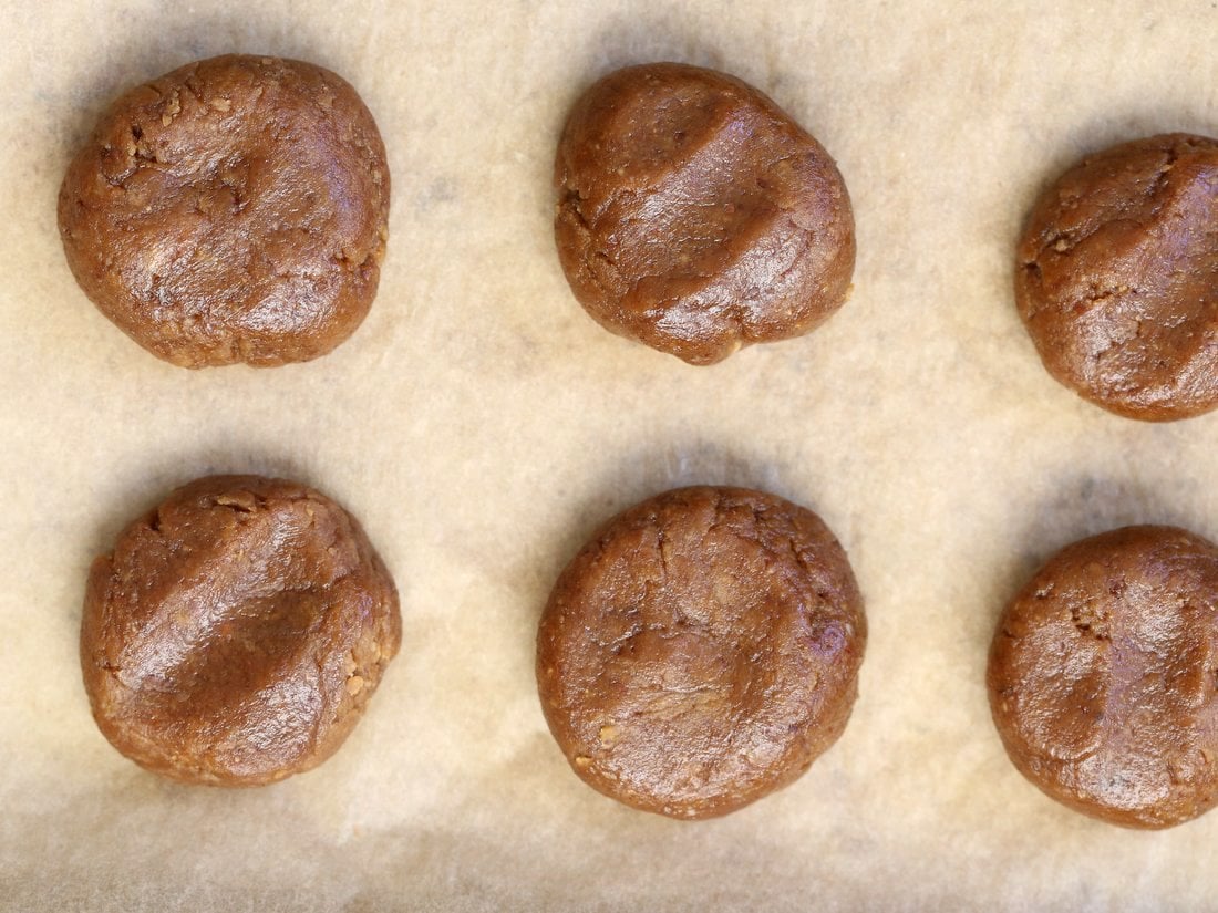 Pumpkin Ginger Snaps. Vegan Pumpkin Ginger Cookies with gingerbread spices and pumpkin. Soft Fudgy Cookies. Vegan Recipe | VeganRicha.com