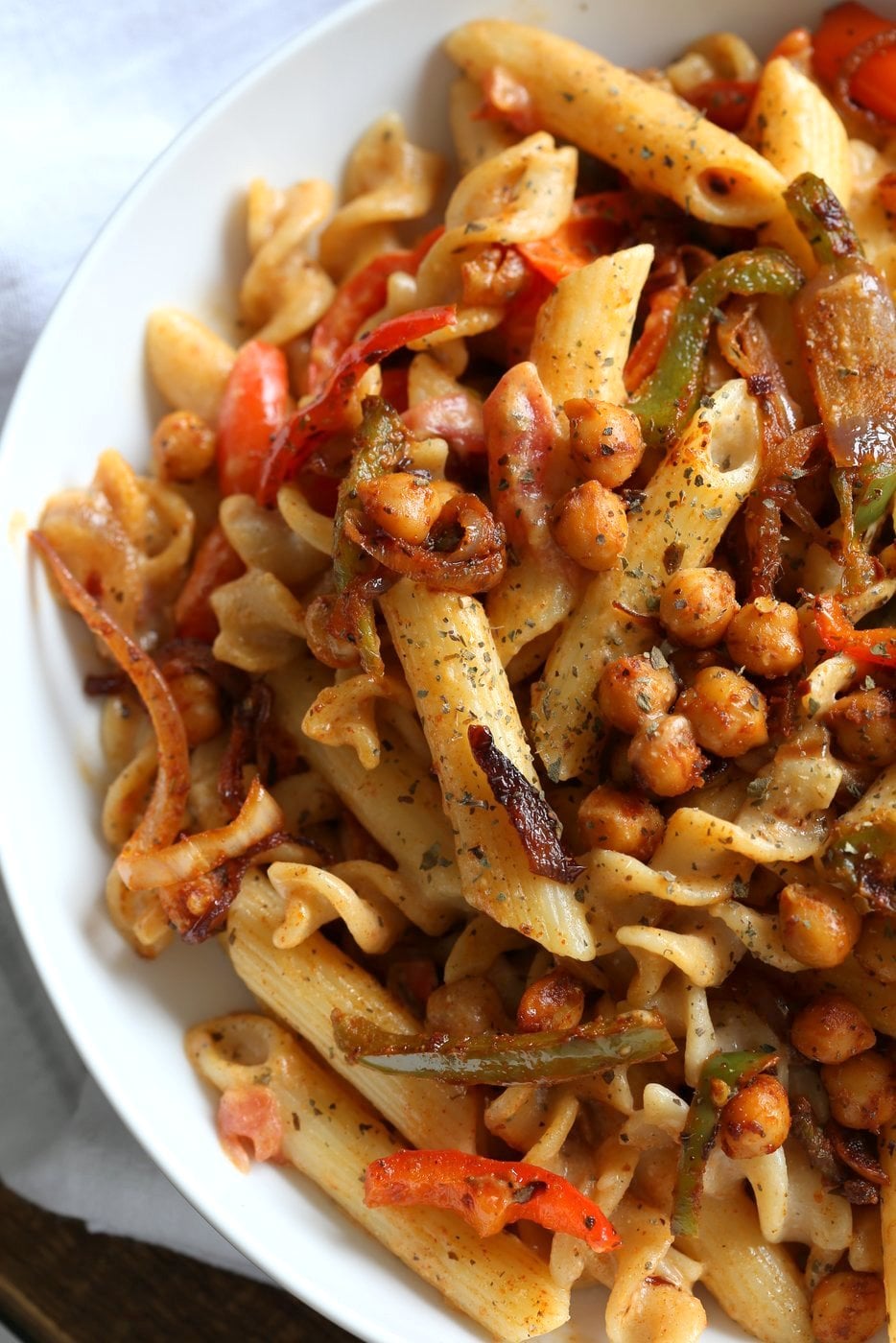 Vegan Fajita Pasta with Chickpeas and veggies. Easy Weeknight pasta with Taco seasoned veggies and beans mixed with creamy pasta. Vegan Soyfree Recipe. Can be gluten-free. #vegan #veganricha