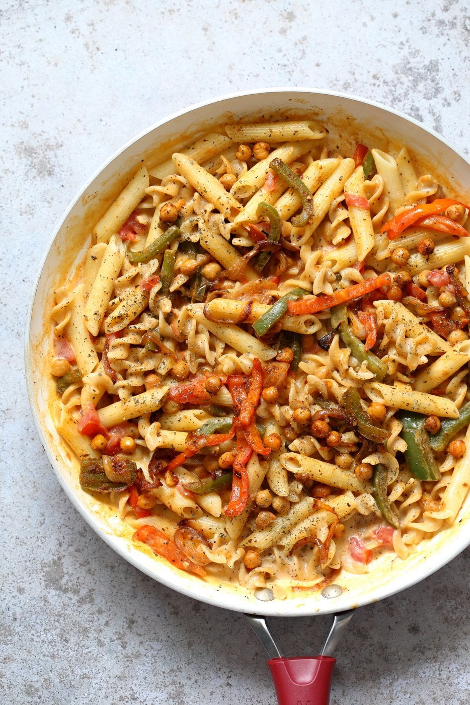 Vegan Fajita Pasta with Chickpeas and veggies. Easy Weeknight pasta with Taco seasoned veggies and beans mixed with creamy pasta. Vegan Soyfree Recipe. Can be gluten-free. #vegan #veganricha