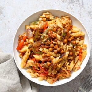 Vegan Fajita Pasta with Chickpeas and veggies. Easy Weeknight pasta with Taco seasoned veggies and beans mixed with creamy pasta. Vegan Soyfree Recipe. Can be gluten-free. #vegan #veganricha