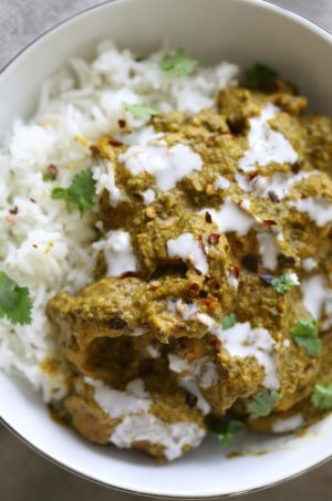 1 Pot Vegan Chicken Saag with Soy Curls. Use seitan, tempeh, baked tofu, chickpeas or chikin substitutes for variation. Soy curls in Spinach Sauce. #Vegan #Glutenfree #Recipe Can be Soy-free and Nut-freeย #veganricha | VeganRicha.com