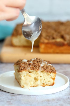 Easy Vegan Coffee Cake Recipe. Simple soft Vanilla Cake topped with a delicious Streusel. Classic Cinnamon Streusel Coffee cake. #Vegan #soyfree #nutfree #Recipe. Glutenfree option #veganricha