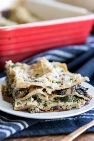Easyย Creamy Vegan Mushroom Lasagna. Marinated and baked Portobello mushrooms layered between creamy garlic sauce and lasagna sheets to make a hearty portobello lasagna. #Vegan #Recipe #veganmushroomlasagna #portobelolasagna #veganricha Can be Glutenfreeย