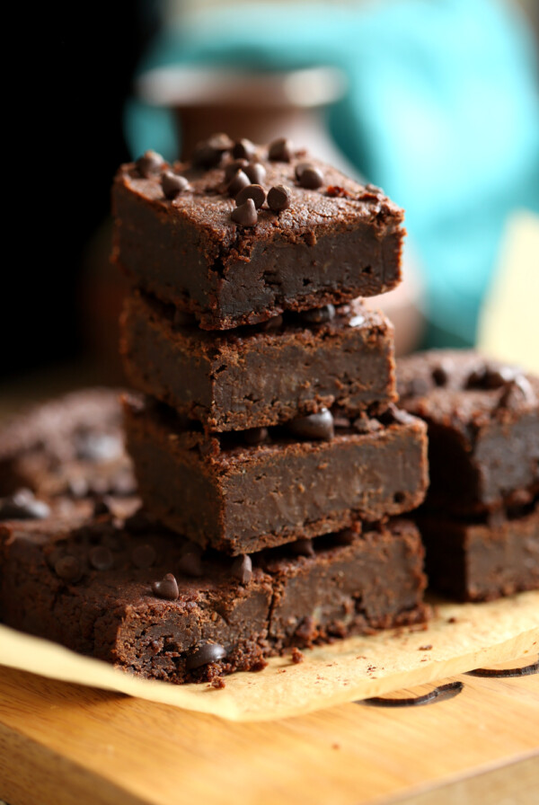 Vegan Chickpea Brownies. Grain-free Brownies with chickpeas and nut butter or seed butter. These #Vegan #Glutenfree Brownies Can be made without nuts. Fudgy Healthy No Added Oil, No Added refined sugar #Soyfree #veganRicha #chickpeabrownies #recipe