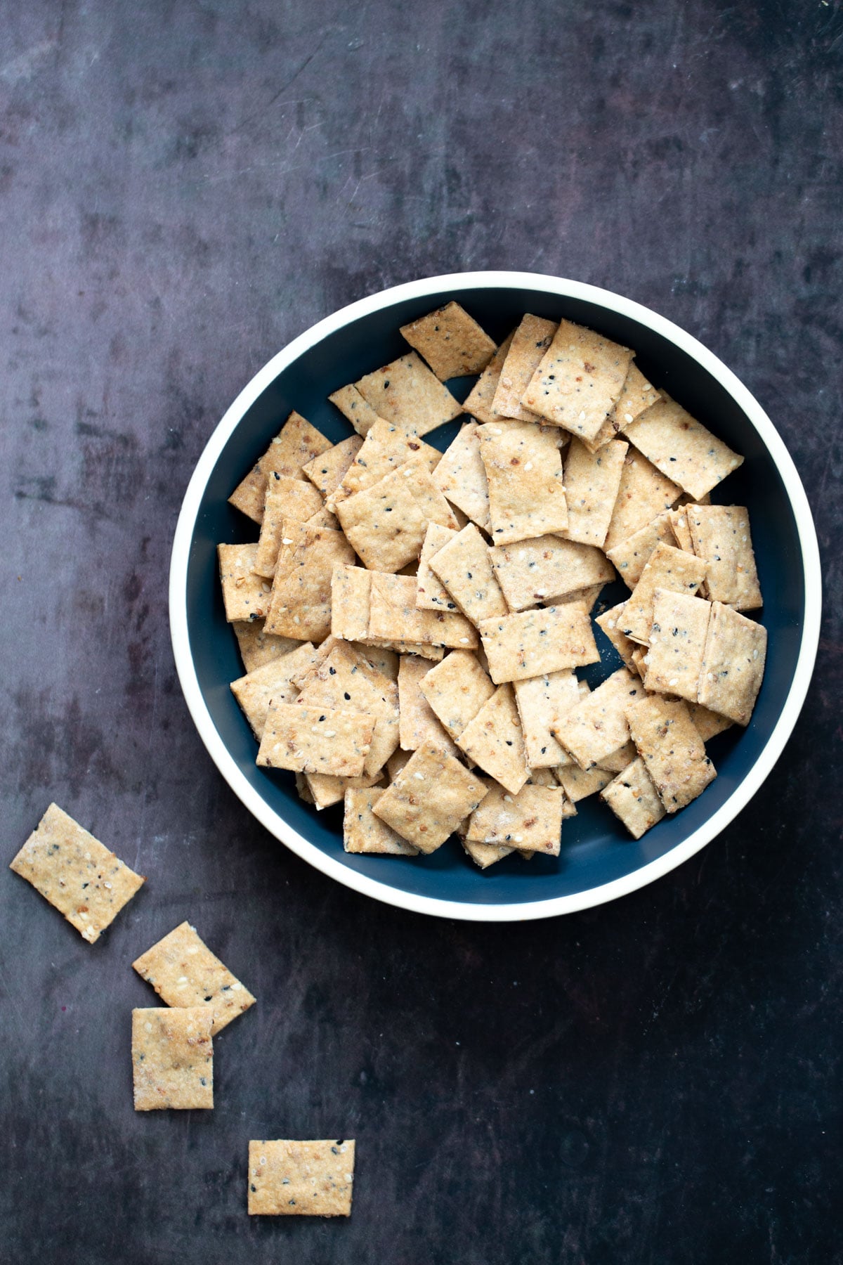 everything bagel crackers a bowl with vegan everything bagel crackers