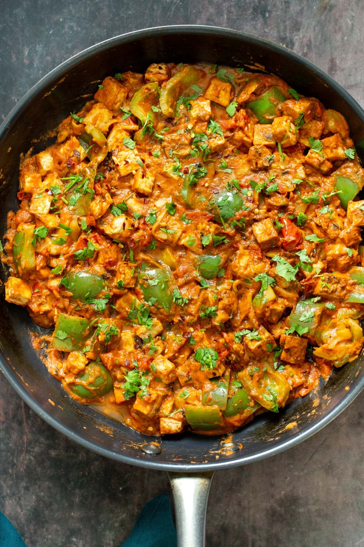 how to cook without onion and garlic, no onion garlic tofu tikka masala in a black skillet” data-jpibfi-post-excerpt=