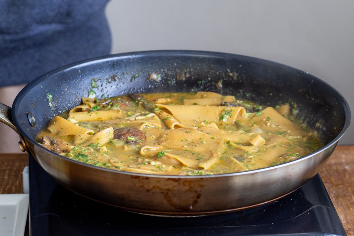 pesto skillet lasagna with mushrooms in a black skillet