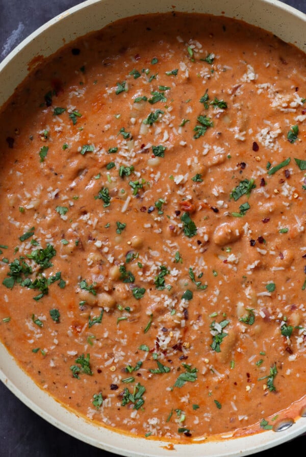 rosรฉ sauce beans in the pan