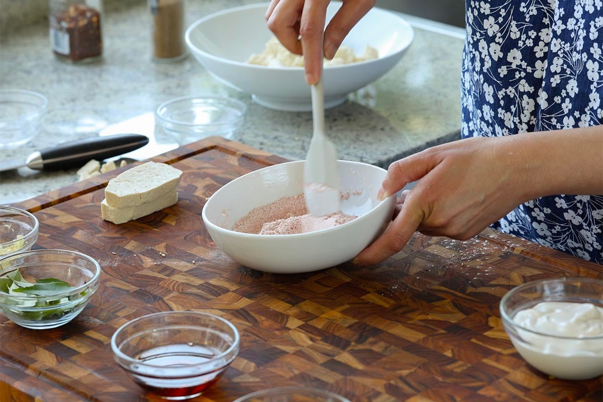 mixing the spice mixture